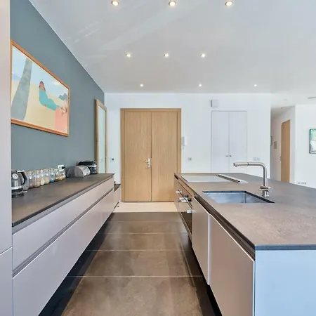 Leonard Apartment *